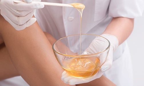 Épilation à la cire tiède réalisée par une esthéticienne