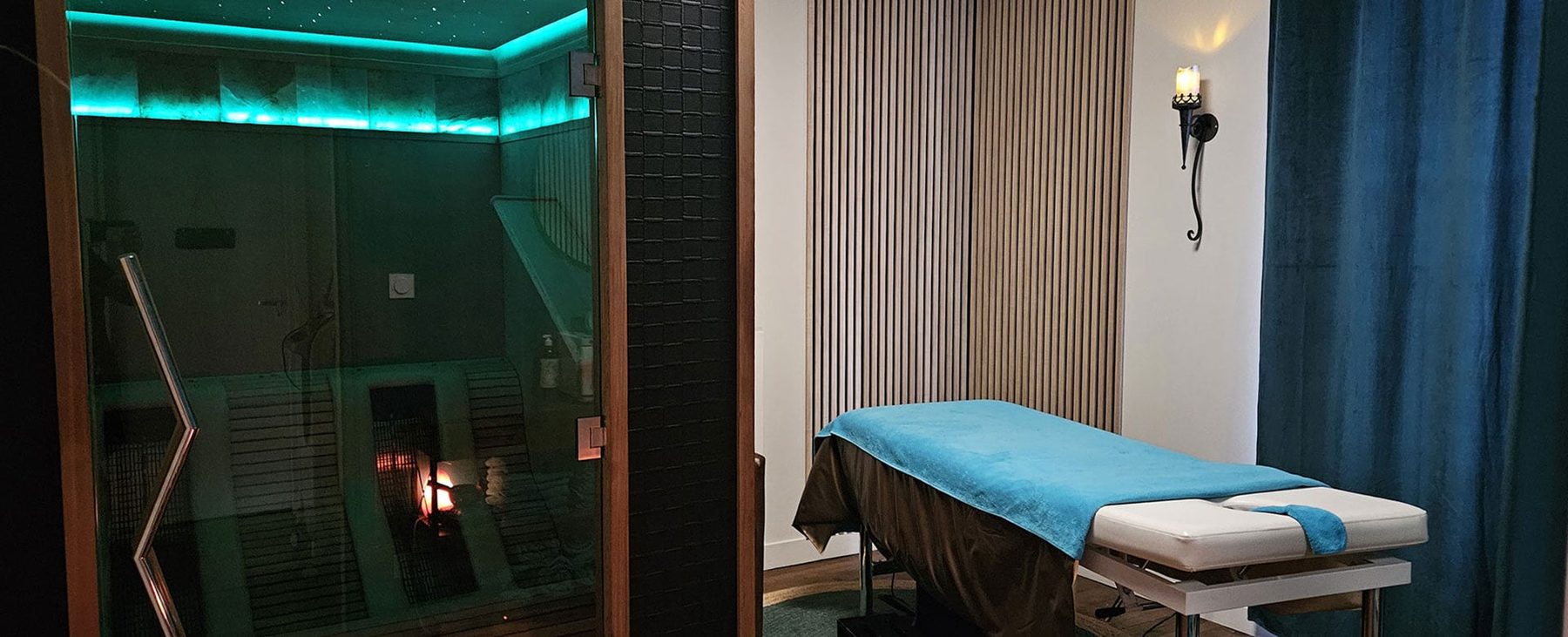 Espace sauna infrarouge et cabine de massage de l'institut