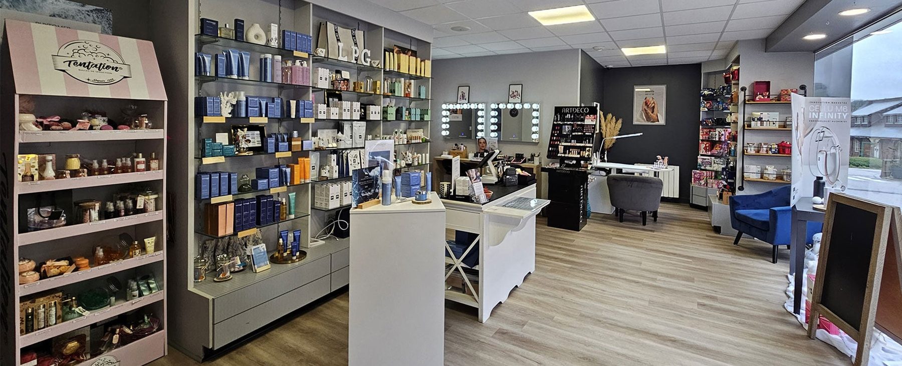 L'accueil et la boutique de l'institut de beauté Aqua Manda à Gacé