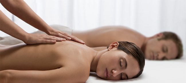 Massage en duo dans la cabine double de l'institut Aqua Manda à Gacé