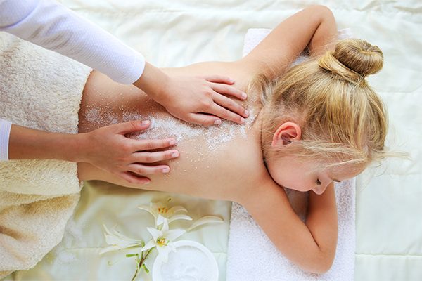 Enfant profitant d'un massage relaxant Toofruit