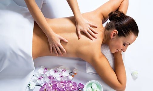Massage relaxant du dos à l'institut Aqua Manda