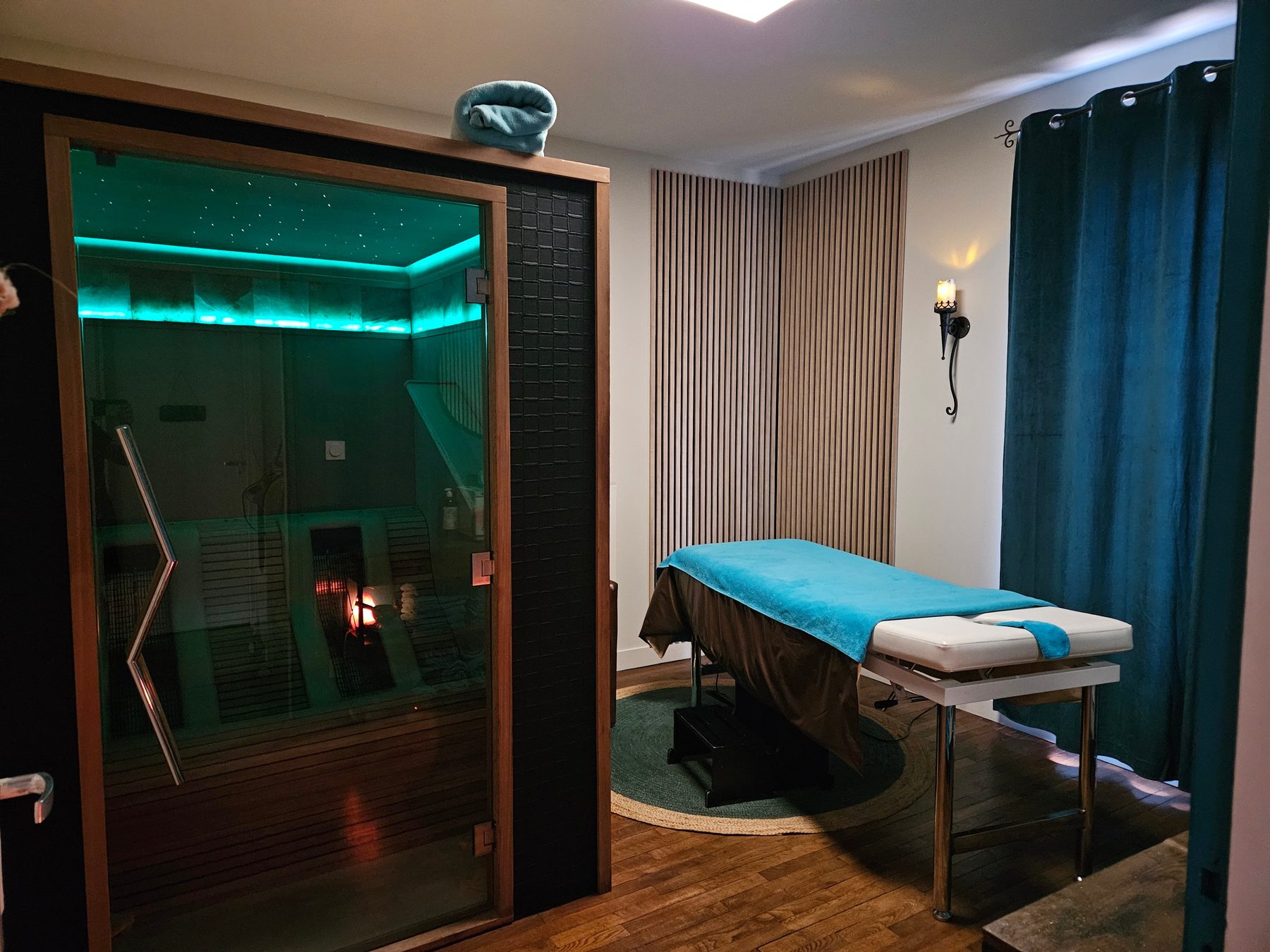 Sauna infrarouge lounge avec éclairage d'ambiance à l'institut Aqua Manda