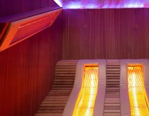 Intérieur du sauna infrarouge avec ses émetteurs