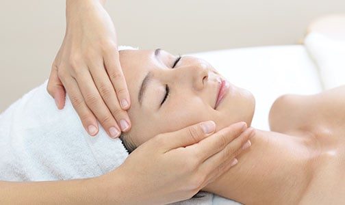 Soin du visage relaxant en cabine à l'institut de beauté Aqua Manda à Gacé