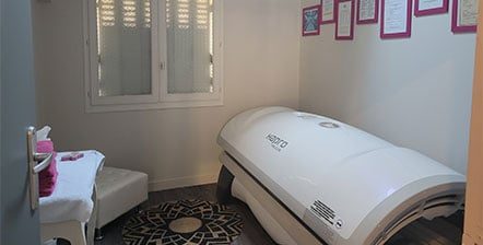 Cabine de solarium de l'institut Aqua Manda